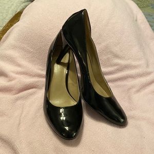 Bandolino 9.5 black patent leather heels.